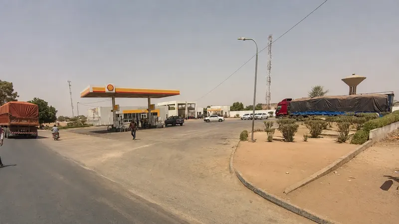 Un carrefour de Bambey avec sa station-service