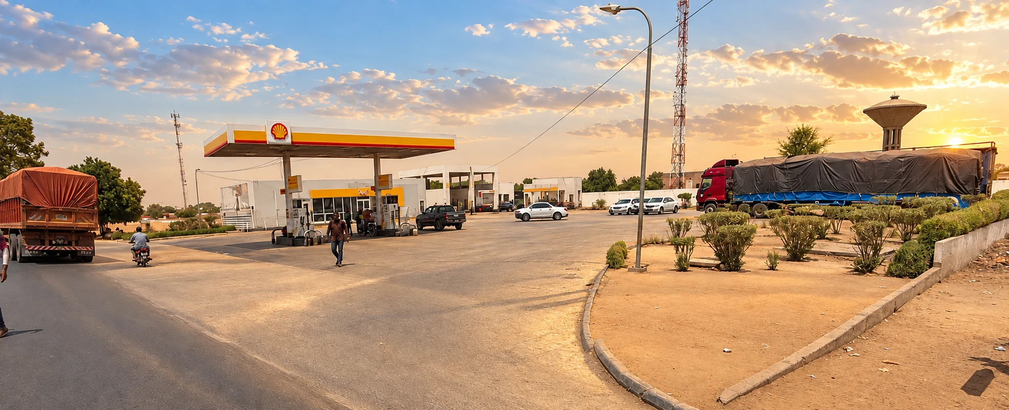 Station-service et château d’eau à Bambey au coucher du soleil